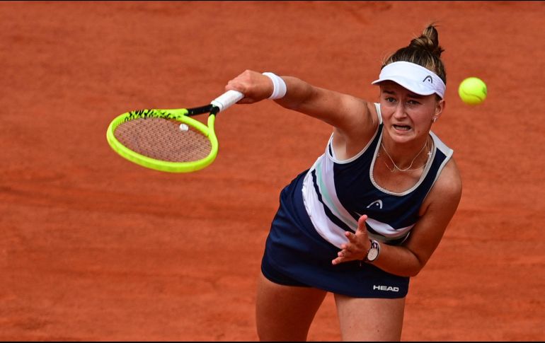 Krejcikova, reputada jugadora de dobles, es la segunda tenista checa en lograr el triunfo femenino. AFP / M. Bureau