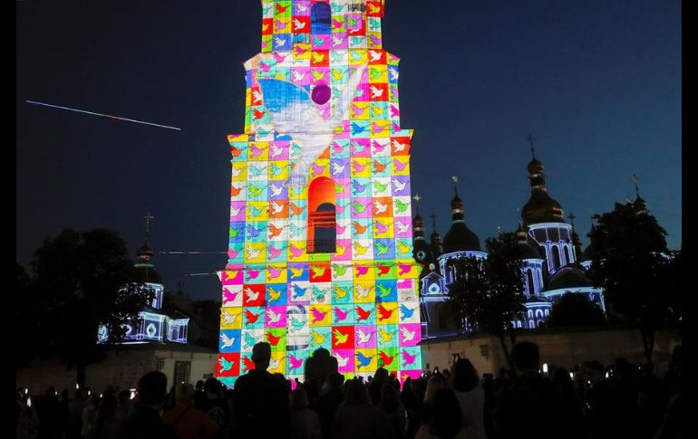 El performance es una proyección de luz construida con tecnología 3D y se realiza bajo el acompañamiento de la banda ucraniana 