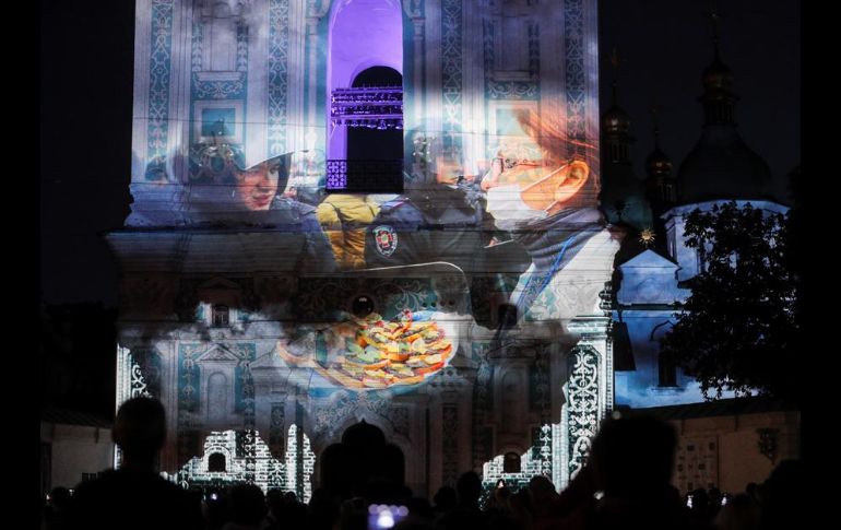 El performance es una proyección de luz construida con tecnología 3D y se realiza bajo el acompañamiento de la banda ucraniana 