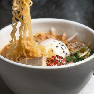 Manjares coreanos sobre la mesa