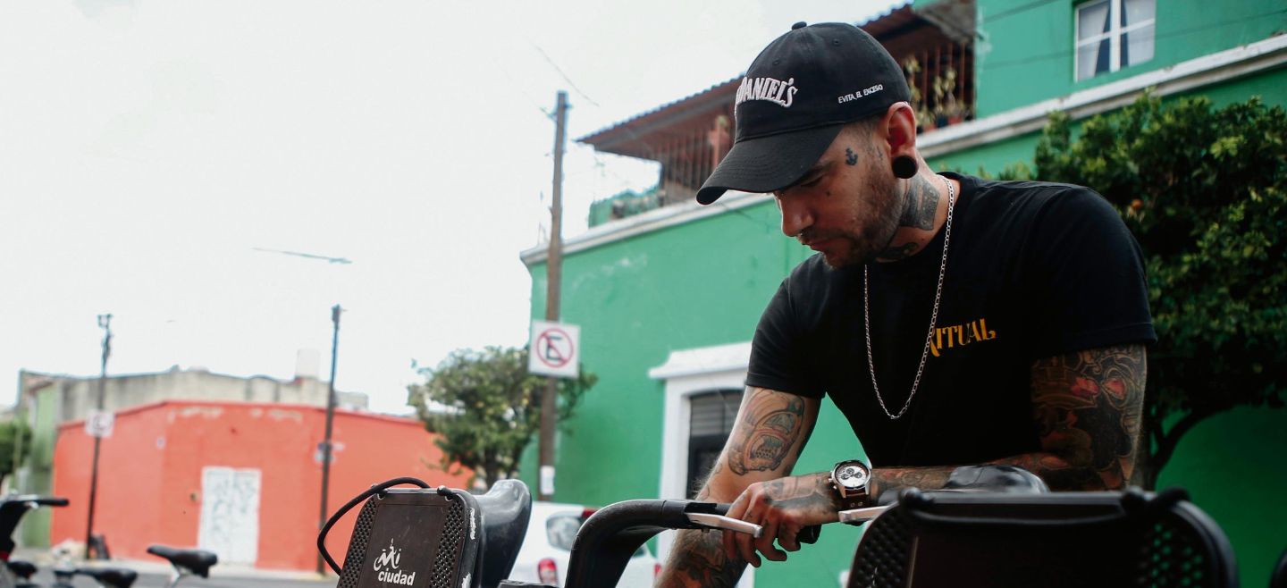 AHORRO. Eduardo gastaba alrededor de dos mil pesos para moverse en motocicleta; hoy usa MiBici. EL INFORMADOR / G. Gallo