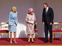 Vestida de un rosa primaveral con sombrero a juego, Isabel II escuchó con el presidente, y la primera dama el himno de Estados Unidos. AP / A. Edwards