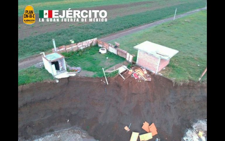 El Ejército mexicano, que vigila en la zona, compartió el sábado  esta imagen del socavón. Facebook/SEDENAmxOficial