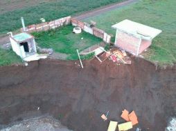 12 de junio. Gran parte de una casa ha sido tragada por el socavón.  Facebook/SEDENAmxOficial