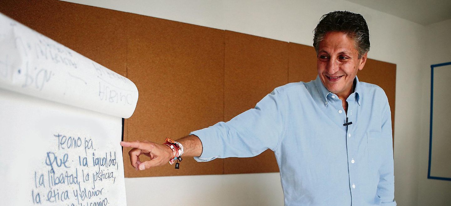 MOTIVACIÓN. En su oficina de planeación, Juan José Frangie muestra un emotivo mensaje de Ashley, una de sus hijas. Será el próximo presidente municipal de Zapopan. EL INFORMADOR • G. Gallo