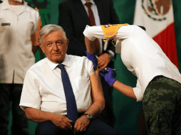 El pasado 20 de abril, en su conferencia de prensa, el Presidente López Obrador fue vacunado con la primera dosis de la vacuna AstraZeneca contra el COVID-19. AP / ARCHIVO