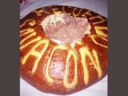 De acuerdo con diversos reportes, el souvenir del socavón fue creado por varios emprendedores de la zona. ESPECIAL