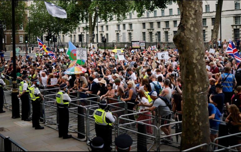 Ciudadanos protestan frente a la residencia oficila del primer ministro Boris Johnson, en Londres, en rechazo a las restricciones por la pandemia y las vacunas. AFP/T. Akmen