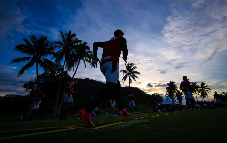 Cada día son más las personas que acuden a los entrenamientos que realiza el equipo en Isla Navidad. TWITTER / @Chivas