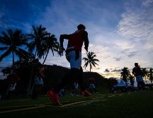 Cada día son más las personas que acuden a los entrenamientos que realiza el equipo en Isla Navidad. TWITTER / @Chivas