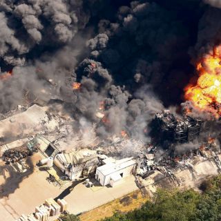 Evacúan a miles tras explosión en Illinois 