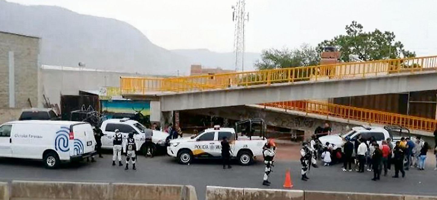PANORAMA. Una  decena de Estados reporta  un retroceso  en seguridad, como Jalisco. En la foto, asesinato de cinco personas en Jocotepec en mayo pasado. ESPECIAL