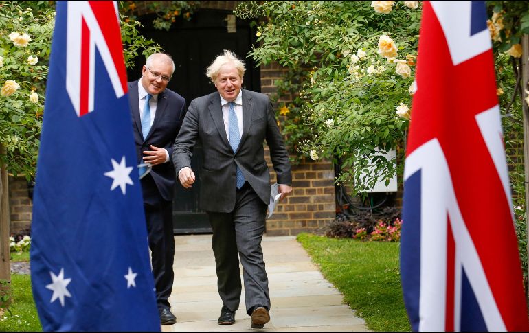 FIRMAN ACUERDO. El Primer Ministro de Reino Unido, Boris Johnson y el Primer Ministro de Australia, Scott Morrison posaron juntos para celebrar el importante acontecimiento. EFE