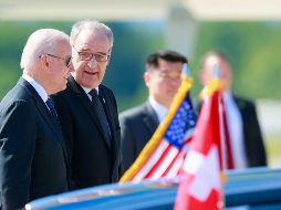 Biden fue recibido por el presidente de Suiza, Guy Parmelin (derecha). AFP / D. Balibouse