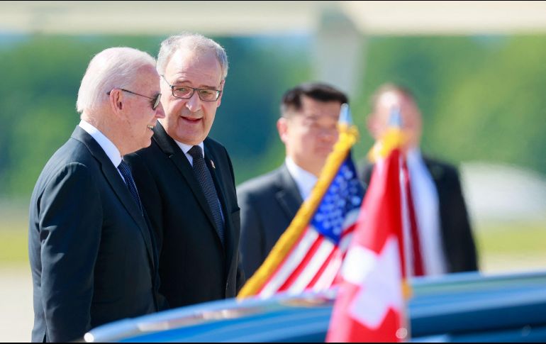Biden fue recibido por el presidente de Suiza, Guy Parmelin (derecha). AFP / D. Balibouse