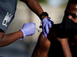 El gobernador Andrew Cuomo reconoció la labor del personal de salud a lo largo de la pandemia. EFE/W. Oliver