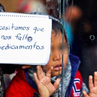 Padres de niños con cáncer bloquean acceso al AICM