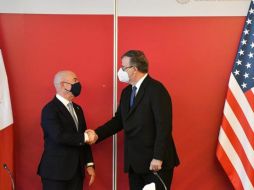 Marcelo Ebrard (d) saluda a Alejandro Mayorkas tras su reunión en la Ciudad de México.EFE/Secretaria de Relaciones Exteriores