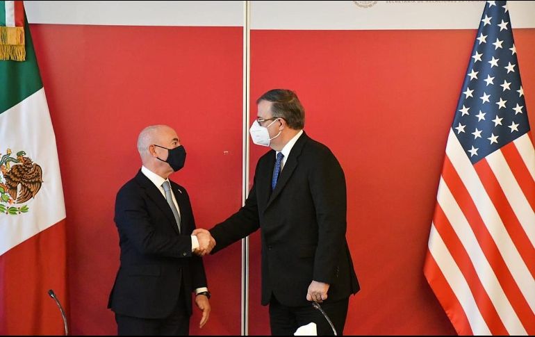 Marcelo Ebrard (d) saluda a Alejandro Mayorkas tras su reunión en la Ciudad de México.EFE/Secretaria de Relaciones Exteriores