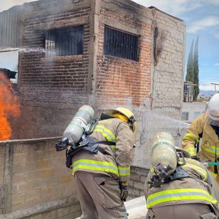 Incendio consume una finca y afecta una vivienda contigua en El Salto