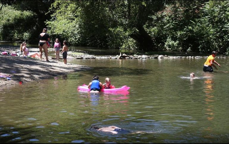Familias se refrescan en las tranquilas y poco profundas aguas de Squirrel Creek en Western Gateway Park, California, donde las temperaturas han subido en los últimos días. AP/E. Funez-The Union