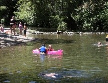 Familias se refrescan en las tranquilas y poco profundas aguas de Squirrel Creek en Western Gateway Park, California, donde las temperaturas han subido en los últimos días. AP/E. Funez-The Union
