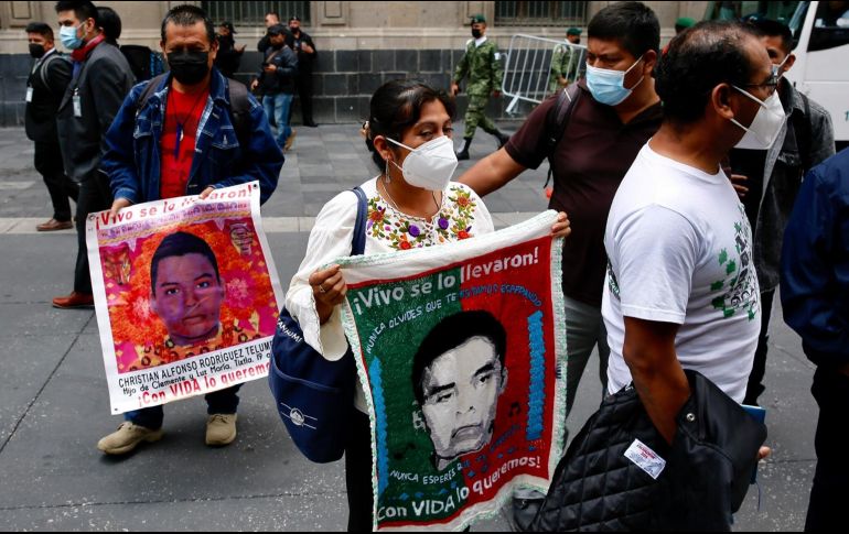 Padres de los estudiantes desaparecidos de Ayotzinapa salen hoy del Palacio Nacional, tras una reunión con el Presidente Andrés Manuel López Obrador, en la Ciudad de México. EFE/C. Ramírez
