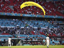 El manifestante fue retirado por personal de seguridad y se le brindó atención médica a un lado de la cancha. EFE/L. Barth-Tuttas