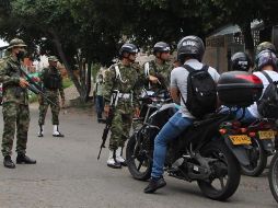 Soldados realizan un control vehicular en los alrededores de la Trigésima Brigada del Ejército tras la explosión de un carro bomba, en Cúcuta. EFE/M. Caicedo