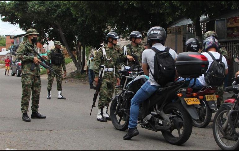 Soldados realizan un control vehicular en los alrededores de la Trigésima Brigada del Ejército tras la explosión de un carro bomba, en Cúcuta. EFE/M. Caicedo