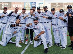 PRESUMIDOS. Previo al juego, los Mariachis se tomaron foto con Julio César Chávez. MARIACHIS