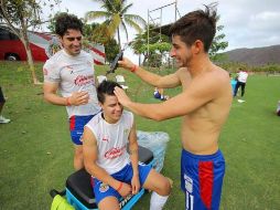 “Pollo” Briseño y el “Cone” Brizuela se encargaron de rapar a Pavel Pérez. ESPECIAL / Chivas