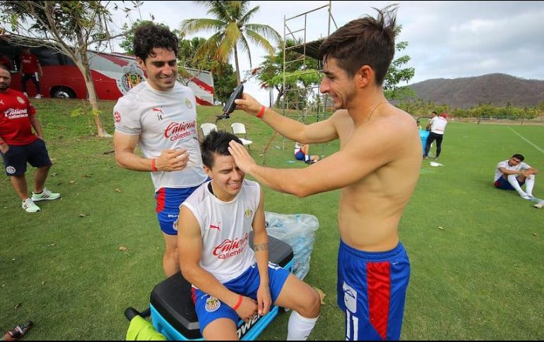 “Pollo” Briseño y el “Cone” Brizuela se encargaron de rapar a Pavel Pérez. ESPECIAL / Chivas