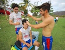 “Pollo” Briseño y el “Cone” Brizuela se encargaron de rapar a Pavel Pérez. ESPECIAL / Chivas