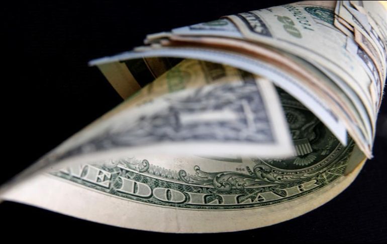 El dólar alcanzó su mayor precio en mes y medio este miércoles. EFE/ARCHIVO