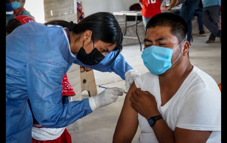 Integrantes de 16 comunidades de los municipios de Mezquitic y Bolaños acudieron a recibir el inmunizante. ESPECIAL / Secretaría de Salud Jalisco