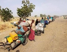Algunas de las 700 personas secuestradas por el grupo yihadista Boko Haram y rescatadas por el Ejército nigeriano en 2017 descansan en Monguno, Nigeria. EFE/ARCHIVO