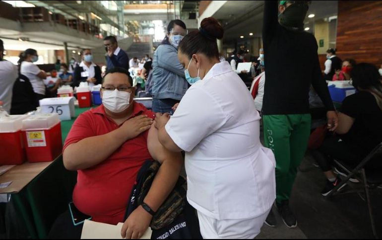 Una trabajadora de la salud inmuniza a un profesor durante una jornada de vacunación masiva contra el COVID-19, en la Biblioteca Vasconcelos de la Ciudad de México. EFE/ARCHIVO