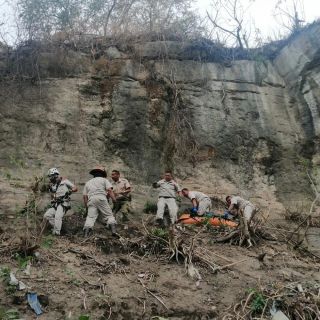 Rescatan el cadáver de una mujer en la barranca
