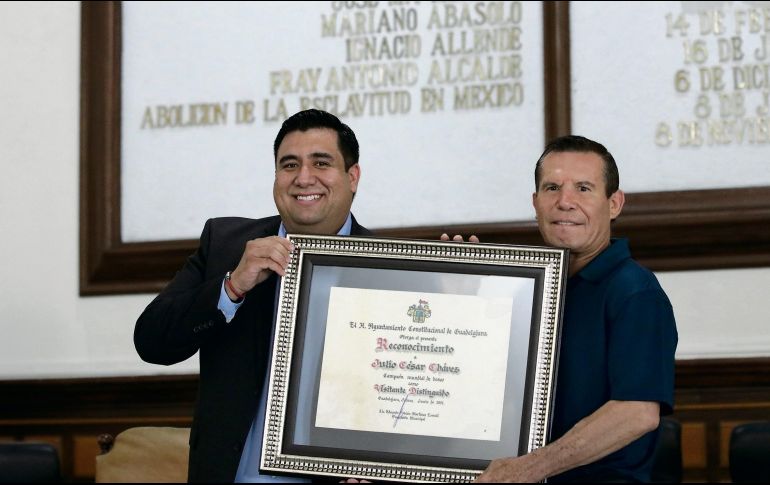 RECONOCIDO. Eduardo Fabián Martínez Lomelí, presidente municipal interino de Guadalajara entrega reconocimiento al 