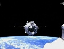 La nave Shenzhou-12 se aproxima al módulo espacial Tianhe para su acplamiento. Los astronautas permanecerán 3 meses en órbita, un récord. AP/CCTV