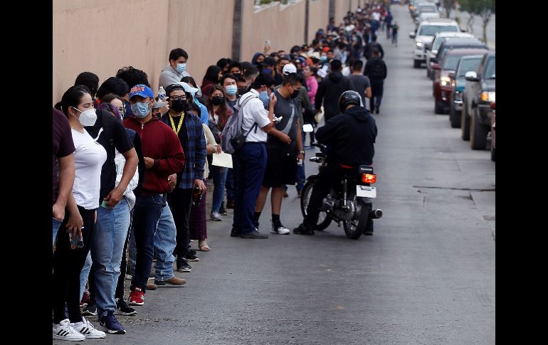 Una larga fila en un centro de vacunación este jueves en Ensenada, Baja California. EFE/A. Zepeda