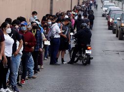 Una larga fila en un centro de vacunación este jueves en Ensenada, Baja California. EFE/A. Zepeda