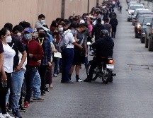 Una larga fila en un centro de vacunación este jueves en Ensenada, Baja California. EFE/A. Zepeda