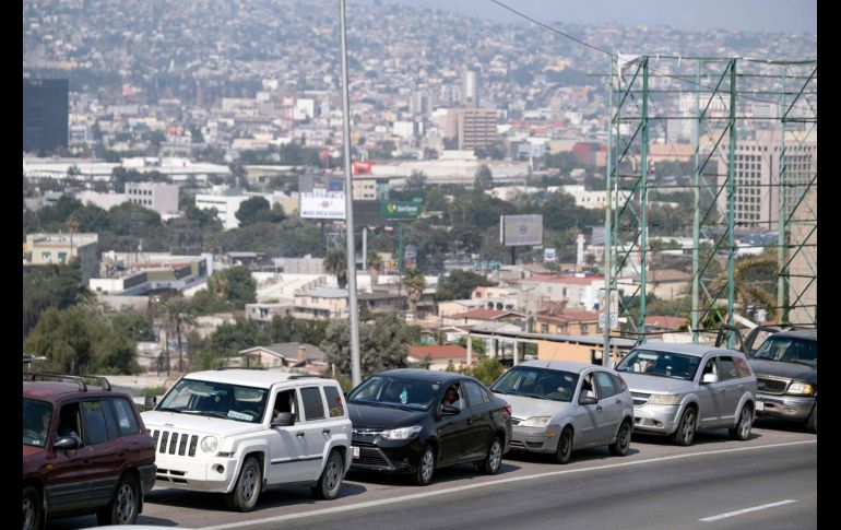 Los vehículos también formaron largas filas en Tijuana. AFP/G. Arias