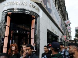 Transeúntes que caminan frente a una tienda de Victoria's Secret en Herald Square, Nueva York. EFE/ARCHIVO