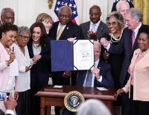 El presidente de EU, Joe Biden, firma un documento que declara el 19 de junio, conocido como 
