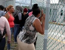 Cientos de parientes se aglomeraron desesperados en el hospital y frente a la cárcel tratando de averiguar sobre los presos. EFE/G. Amador