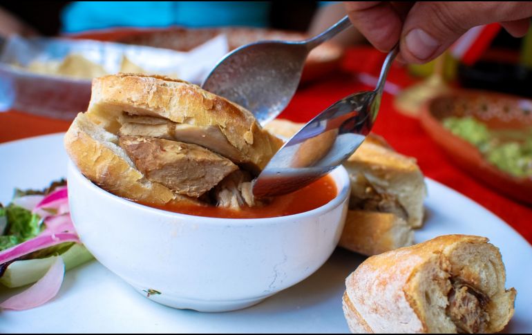 Torta ahogada. Este platillo puede ser acompañado por un rico tequila. ESPECIAL