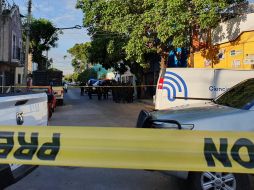 Aunque no se localizaron casquillos, peritos forenses iniciaron con la búsqueda de indicios y procedieron a levantar el cuerpo. EL INFORMADOR